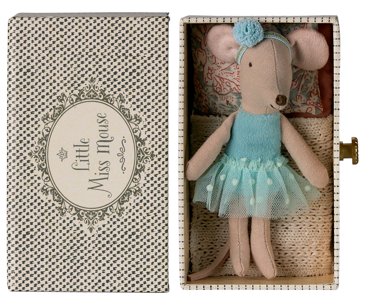 Little sister Dance mouse in daybed