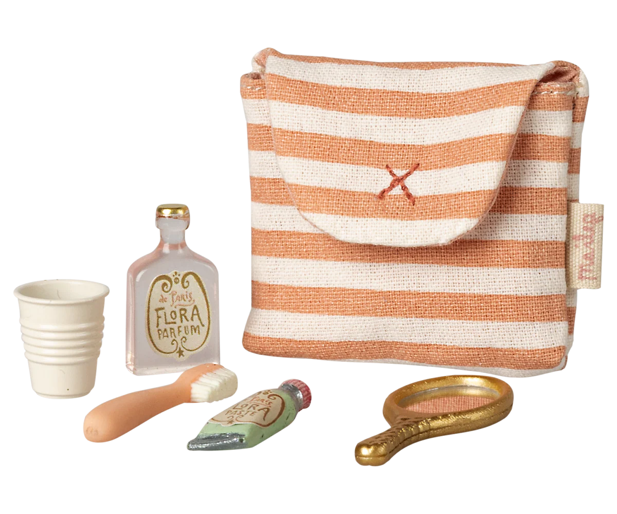 Maileg Mouse toothbrush set in coral-colored bag, featuring a cute toothbrush and accessories for children’s dental care.