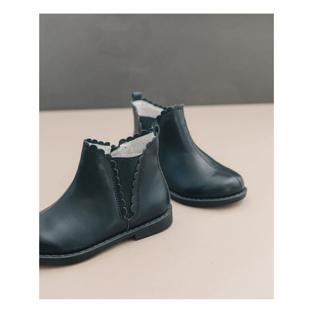 L'AMOUR - Nicola Scalloped Chelsea Boot Black