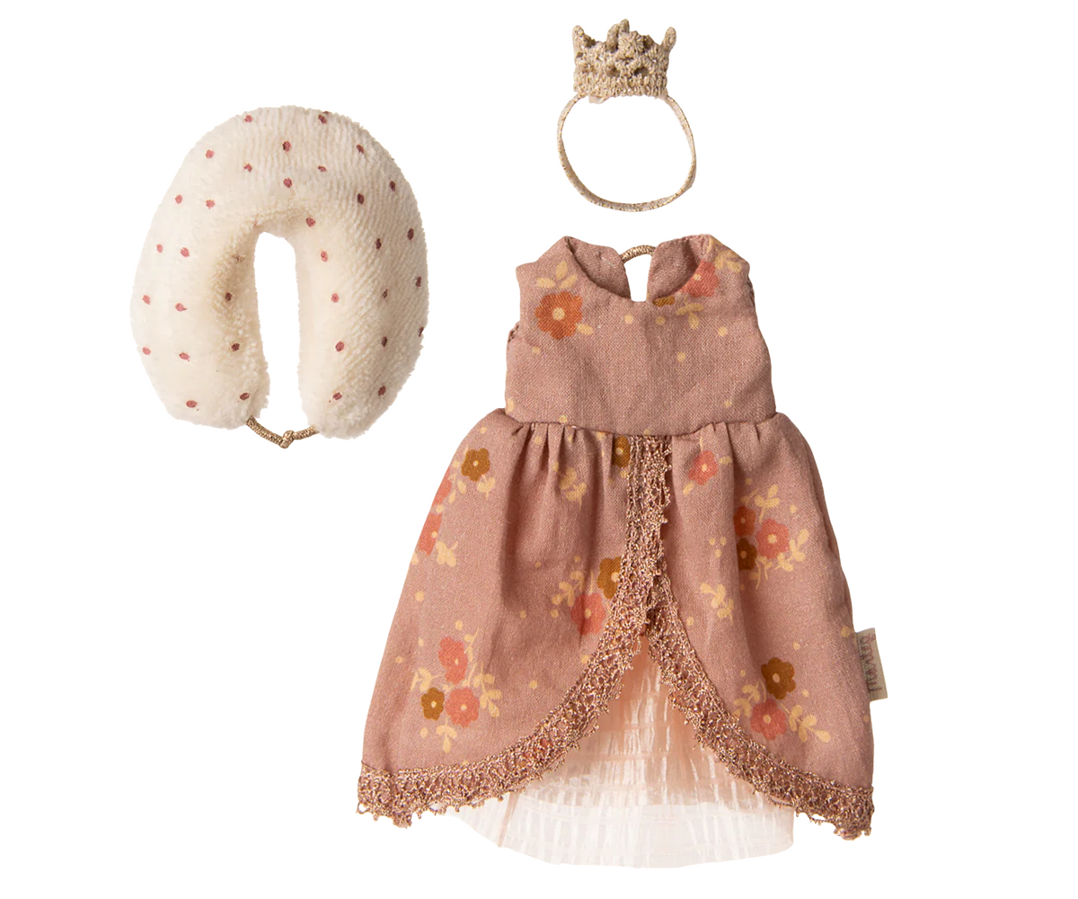 Maileg Mum Mouse wearing a Queen dress, detailed fabric and regal design, showcasing her elegant costume and charming accessories.