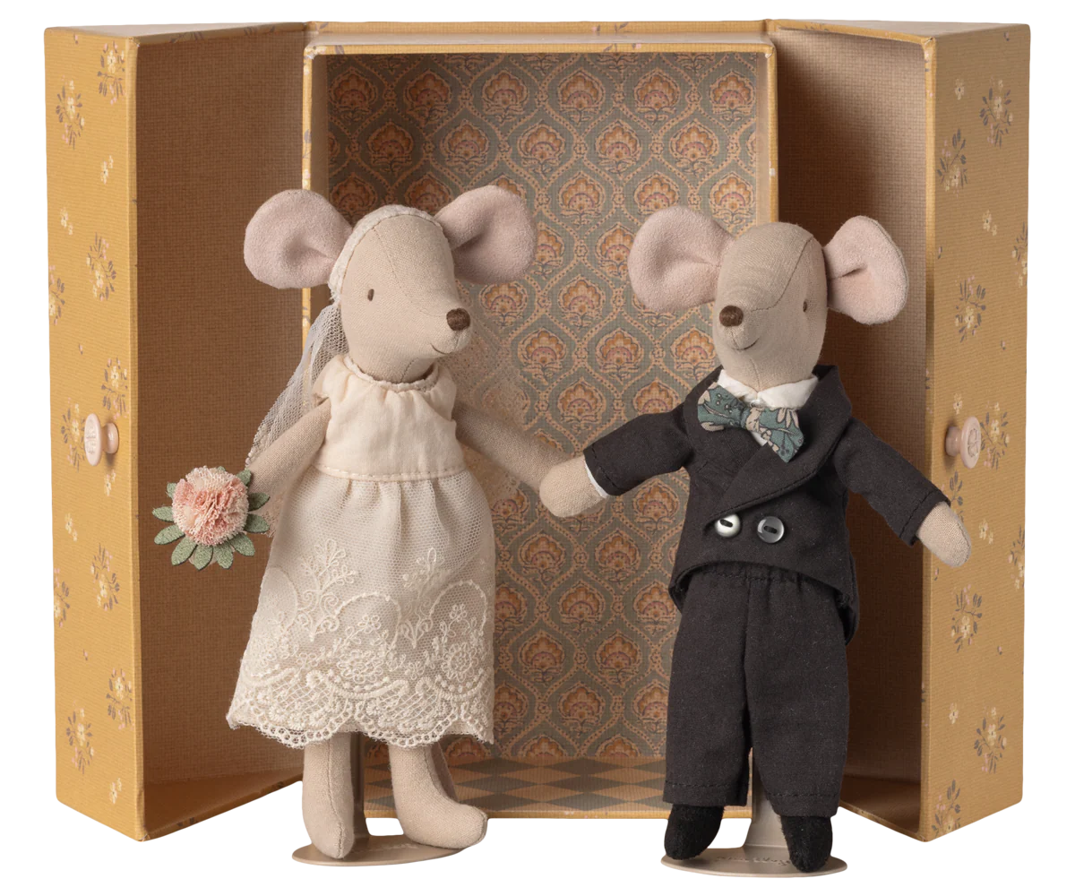 Wedding mice couple in box, Mum and  Dad
