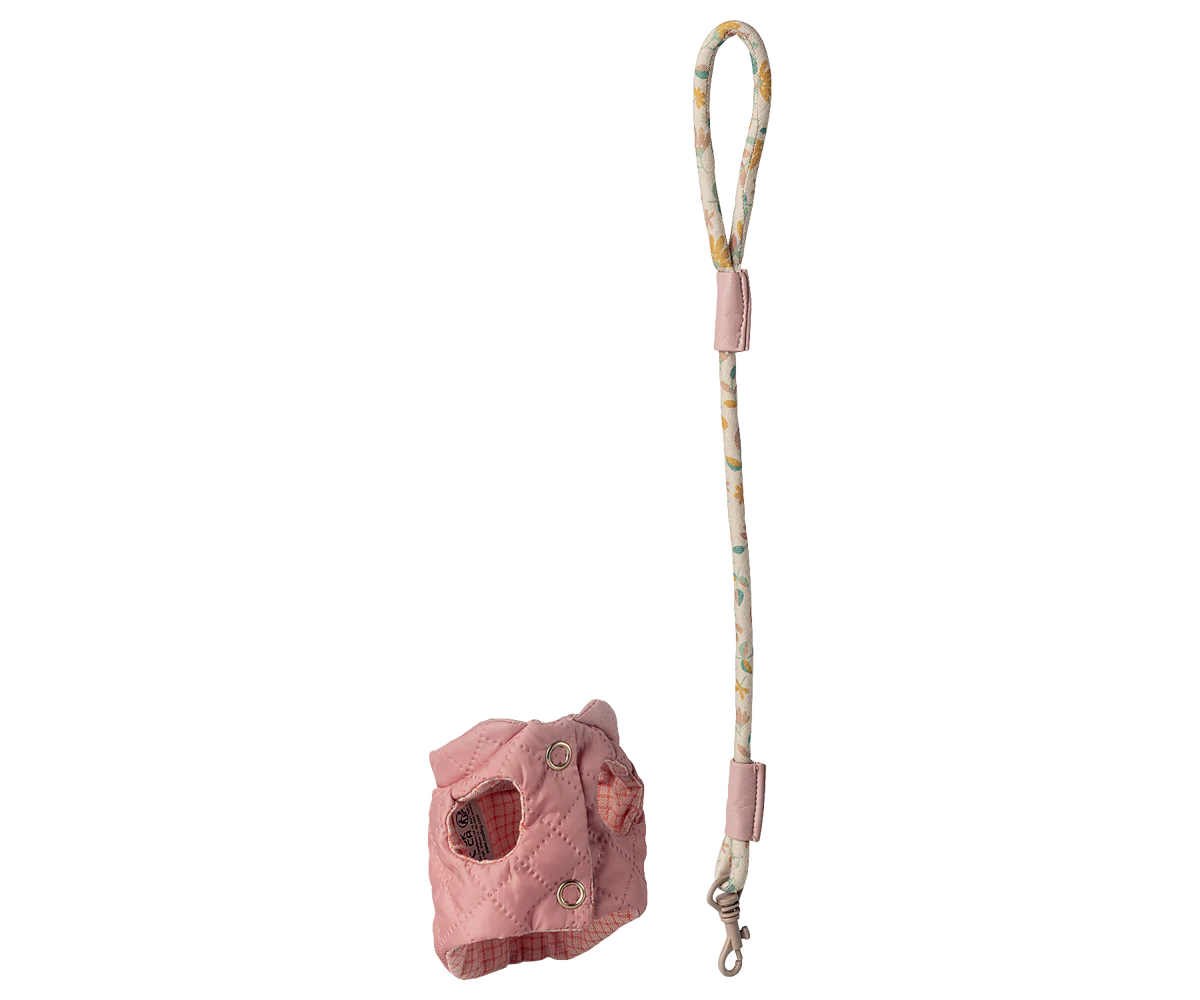 Maileg rose-colored pet harness and leash set, adjustable with metal clips, suitable for small dogs or cats.